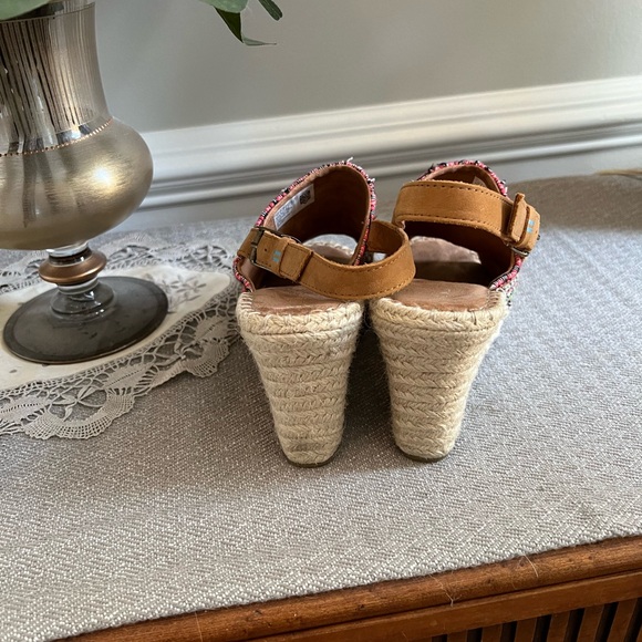 Tom’s Striped Wedge Sandals - Picture 2 of 5